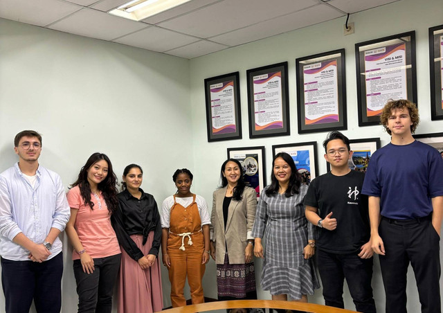 Foto bersama mahasiswa student exchange dengan pimpinan FIABIKOM                                   (Dari kiri ke kanan: Adame, Jennifer, Karima, Noelie, Dorien, Rosdiana, Jordan, Felix)