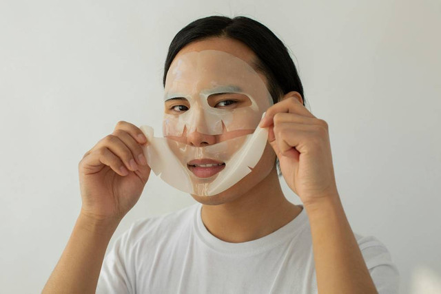 Ilustrasi apakah sheet mask sekali pakai - Sumber: pexels.com/@gabby-k/