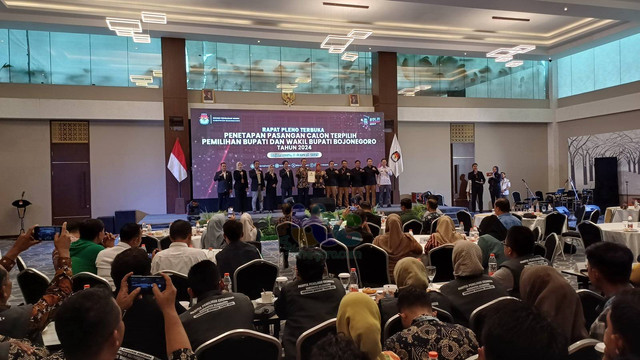 Pasangan calon Bupati dan Wakil Bupati Bojonegoro nomor urut 02, Setyo Wahono-Nurul Azizah, saat ditetapkan sebagai Bupati dan Wakil Bupati terpilih dalam Pemilihan tahun 2024. Kamis (09/01/2025) (Aset: Imam Nurcahyo/BeritaBojonegoro)
