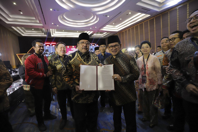 Gubernur Jakarta Pramono Anung bersama Wakil Gubernur Jakarta Rano Karno menunjukkan salinan putusan saat penetapan Gubernur dan Wakil Gubernur Jakarta periode 2025-2030 di Jakarta, Kamis (9/1/2025). Foto: Jamal Ramadhan/kumparan