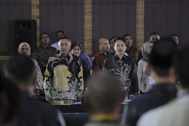 Gubernur Jakarta nomor urut 2 Dharma Pongrekun dan Wakil Gubernur Jakarta nomor urut 2 Kun Whardana menyanyikan lagu Indonesia raya saat penetapan Gubernur dan Wakil Gubernur Jakarta periode 2025-2030 di Jakarta, Kamis (9/1/2025). Foto: Jamal Ramadhan/kumparan