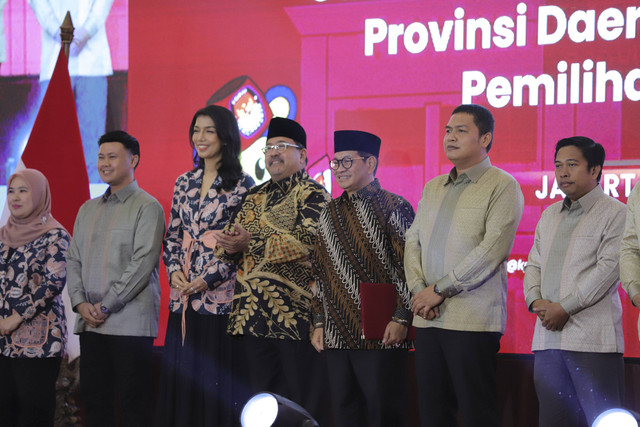 Gubernur Jakarta Pramono Anung bersama Wakil Gubernur Jakarta Rano Karno dan Ketua KPU Jakarta Wahyu Dinata saat penetapan Gubernur dan Wakil Gubernur Jakarta periode 2025-2030 di Jakarta, Kamis (9/1/2025). Foto: Jamal Ramadhan/kumparan