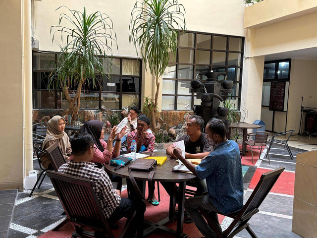 Terdakwa kasus politik uang bersama kuasa hukum di Kejari Sleman. Foto: Resti Damayanti/Pandangan Jogja