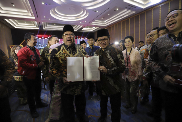 Gubernur Jakarta Pramono Anung bersama Wakil Gubernur Jakarta Rano Karno menunjukkan salinan putusan saat penetapan Gubernur dan Wakil Gubernur Jakarta periode 2025-2030 di Jakarta, Kamis (9/1/2025). Foto: Jamal Ramadhan/kumparan