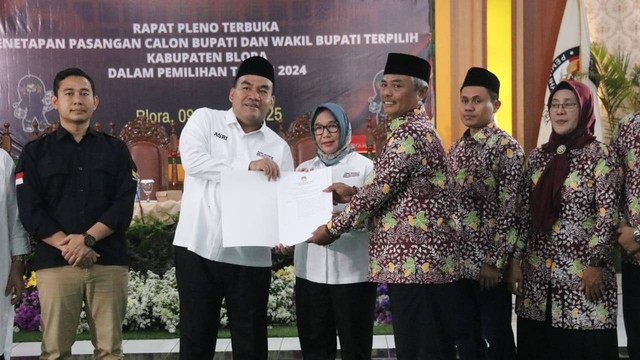 Dr H Arief Rohman SIP MSi dan Hj Sri Setyorini, saat ditetapkan sebagai Bupati dan Wakil Bupati Blora terpilih dalam Pemilihan tahun 2024. Kamis (09/01/2025) (Aset: Priyo/BeritaBojonegoro)