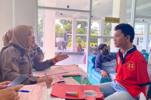 Jaksa penuntut umum memeriksa tersangka IWAS alias Agus (kanan) dalam proses tahap dua atau pelimpahan tersangka dan barang bukti dari penyidik kepolisian di Kantor Kejari Mataram, NTB, Kamis (9/1/2025).  Foto: Dhimas BP/Antara