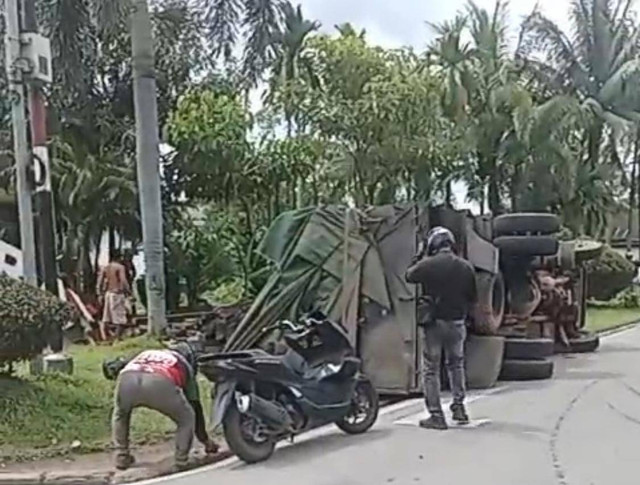 Truk bermuatan kayu yang terguling usai menabrak pemotor saat turun dari Jembatan Kapuas 2. Foto: Dok. Istimewa