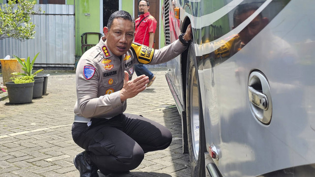 Dirlantas Polda Jatim, Kombes Pol Komarudin saat melakukan pengecekan bus pariwisata nopol DK 7949 GB yang kecelakaan beruntun di Kota Batu. Foto: Dok. Istimewa