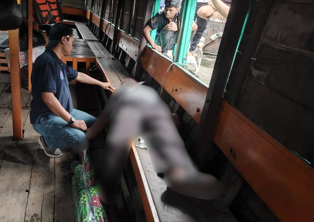 Korban saat ditemukan meninggal di kapal motor air. Foto: Dok. Polres Kubu Raya