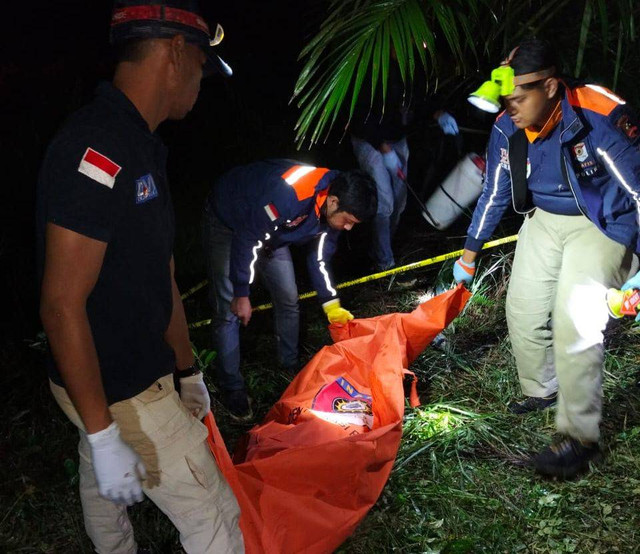 Evakuasi buruh harian lepas yang ditemukan meninggal dunia di area perkebunan sawit PT Julong. Foto: Dok. Polres Sintang