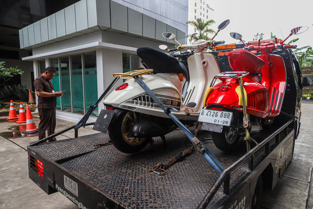 Petugas berdiri di dekat mobil yang membawa tiga unit Vespa di Gedung Merah Putih KPK, Jakarta, Kamis (9/1/2025).  Foto: Iqbal Firdaus/kumparan