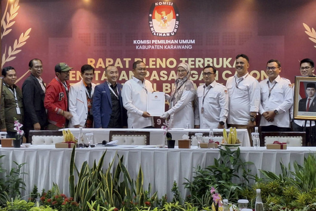 Komisi Pemilihan Umum (KPU) Kabupaten Karawang resmi menetapkan pasangan calon (paslon) nomor urut 2, Aep Syaepuloh dan Maslani sebagai Bupati dan Wakil Bupati Karawang terpilih periode 2025-2030. Foto: Dok. KPU Karawang