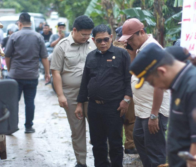 Ketua bersama anggota Komisi IV DPRD Lampung melakukan inspeksi langsung jalan rusak di Kecamatan Bangunrejo dan Kecamatan Kalirejo, Kabupaten Lampung Tengah | Foto : Ist