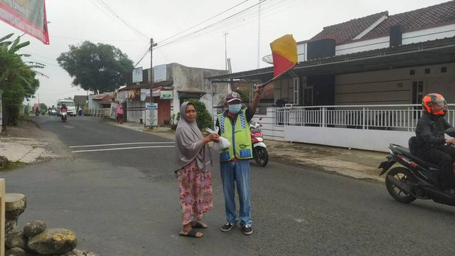 Momen bagi Jumat berkah kepada penyelamat jalan. Sumber: milik pribadi penulis