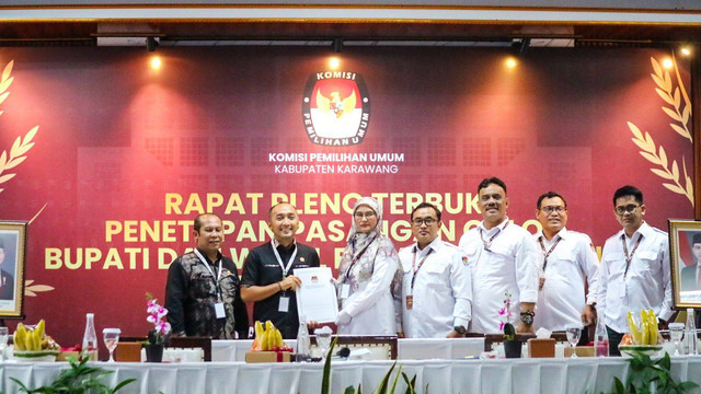 KPU Kabupaten Karawang menetapkan Aep Syaepuloh dan Maslani sebagai Bupati dan Wakil Bupati terpilih untuk periode 2025-2030 melalui rapat pleno terbuka, Kamis, 9 Januari 2025. (Foto: Istimewa)