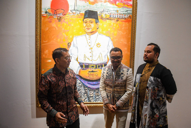 Menteri Kebudayaan Fadli Zon (kanan) berbincang bersama Wamen Kebudayaan Giring Ganesha (tengah) dan keluarga pelukis Hardi, Jibril (kanan) saat menyaksikan pameran Jejak Perlawanan Sang Presiden 2001 di Galeri Nasional, Jakarta, Kamis (9/1/2025). Foto: Muhammad Adimaja/ANTARA FOTO