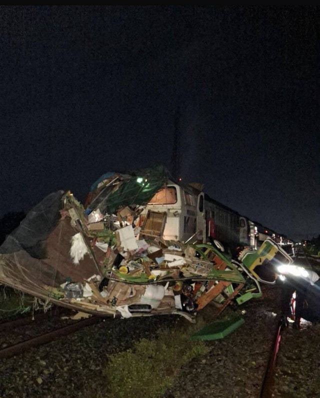 Kereta Api Sancaka (101F) tabrak truk. Foto: Dok. Istimewa