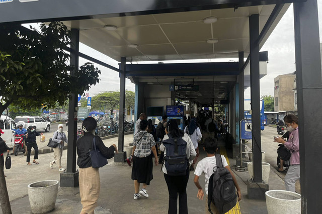 Sejumlah penumpang Transjakarta berjalan masuk untuk menaiki bus Transjakarta di Halte Transjakarta Puri Beta 2, Tangerang, Banten, Jumat (10/1/2025). Foto: Rayyan Farhansyah/kumparan