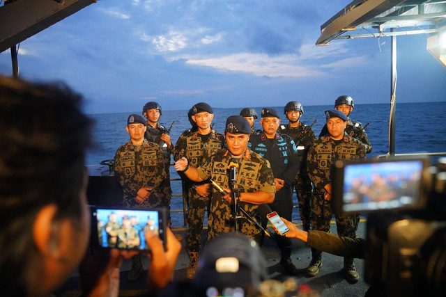 Direktur Jenderal Pengawasan Sumber Daya Kelautan dan Perikanan (PSDKP), Pung Nugroho Saksono bersama Polisi Khusus (Polsus) Kelautan melakukan penyegelan kegiatan pemagaran laut di Tangerang, Banten pada Kamis (9/1/2025). Foto: X/ @ditjenpsdkp