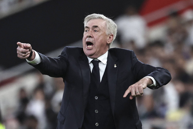 Pelatih Real Madrid Carlo Ancelotti menyampaikan intruksi kepada pemainnya pada pertandingan semi final Piala Super Spanyol di King Abdullah Stadium, Jeddah, Arab Saudi, Kamis (10/1/2025). Foto: Fadel Senna/AFP