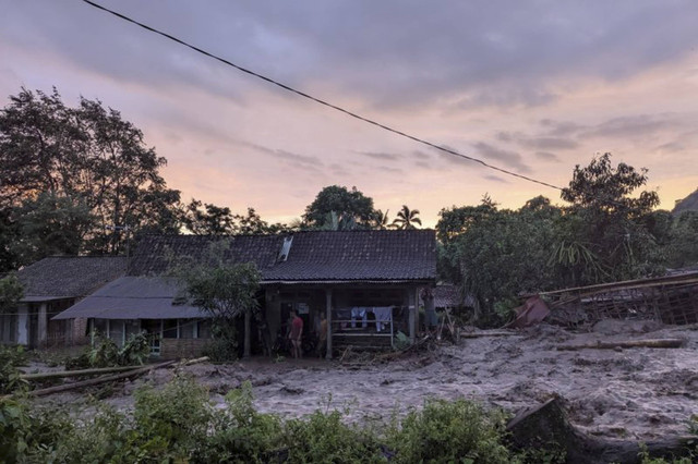 Banjir bandang menerjang rumah warga di Desa Gunungsari, Kecamatan Maesan, Bondowoso, Jawa Timur, Kamis (9/1/2025). Foto: ANTARA/HO-BPBD Bondowoso