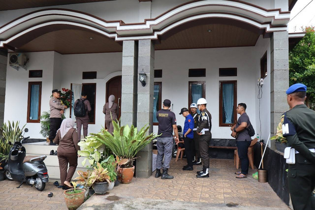 Penggeledahan rumah Bupati Lampung Timur M. Dawam Rahardjo, oleh tim penyidik Kejati Lampung | Foto : Dok. Kejati Lampung