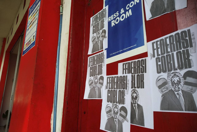 Sejumlah poster yang tertempel di pintu ruang media Kantor PSSI Kota Blitar di area kompleks Stadion Soepriadi, Kelurahan Kepanjenlor, Kecamatan Kepanjenkidul, Kota Blitar. Foto: Dok. Istimewa