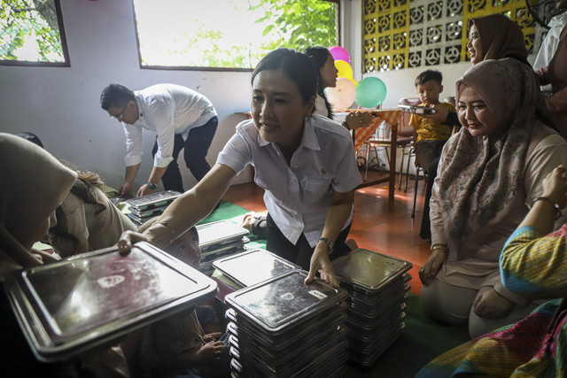 Wakil Menteri PPPA Veronica Tan membagikan makanan untuk warga saat pelaksaan Makan Bergizi Gratis (MBG) di kawasan Ciracas, Jakarta, Jumat (10/1/2025). Foto: Iqbal Firdaus/kumparan