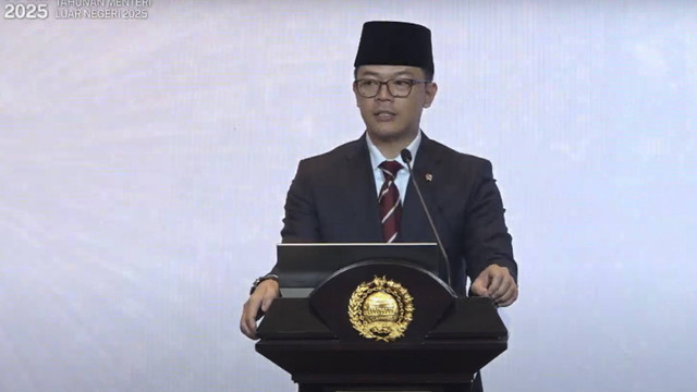 Menteri Luar Negeri Sugiono menyampaikan pidato saat Pernyataan Pers Tahunan Menteri Luar Negeri RI 2025 di Jakarta, Jumat (10/1/2025). Foto: Youtube/ MoFA Indonesia