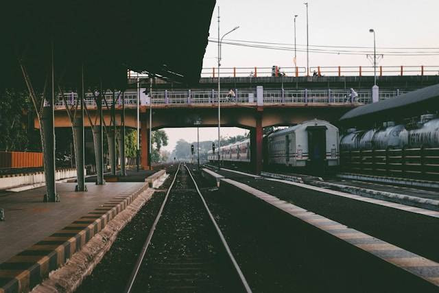 Rute Kereta Surabaya-Malang. Foto Stasiun Surabaya Gubeng. Sumber: unsplash.com/Pradamas Gifarry