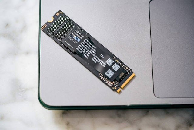 Solid State Drive (SSD) adalah perangkat penyimpanan data yang menggunakan memori flash untuk menyimpan informas. Foto: Unsplash.com