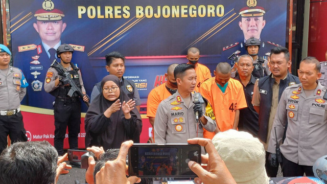 Kapolres Bojonegoro AKBP Mario Prahatinto saat menggelar konferensi pers di hadapan sejumlah awak media di Mapolres Bojonegoro. Jumat (10/01/2025). (Aset: Imam Nurcahyo/BeritaBojonegoro)