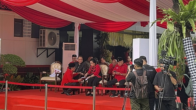 Ketua Umum PDIP Megawati Sukarnoputri berbincang dengan Sekertaris Jenderal Hasto Kristiyanto (kiri) saat perayaan HUT ke 52 PDIP di Lenteng Agung, Jakarta Selatan, Jumat (10/1/2025). Foto: Haya Syahira/kumparan