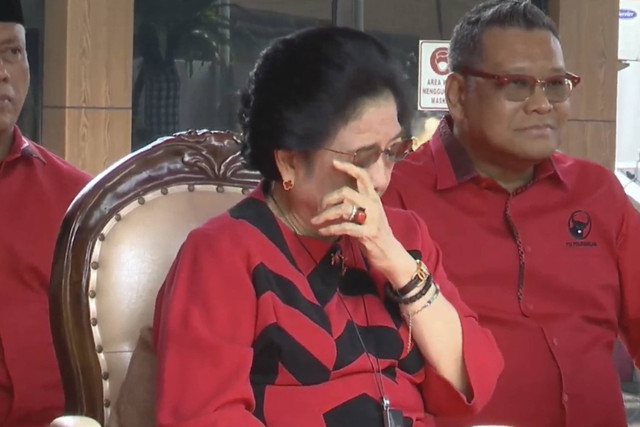 Ketua Umum PDIP Megawati Soekarnoputri mengusap matanya saat perayaan HUT ke 52 PDIP di Lenteng Agung, Jakarta Selatan, Jumat (10/1/2025).  Foto: Youtube/PDI Perjuangan