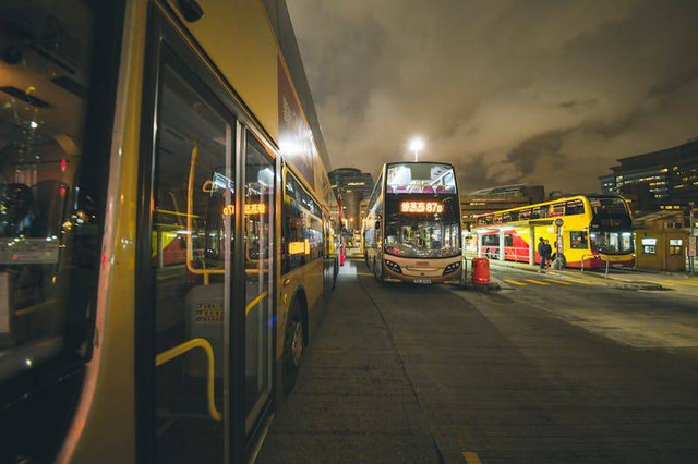 Harga Tiket Bus Zentrum Semarang-Jakarta. Foto hanya ilustrasi, bukan tempat yang sebenarnya. Sumber: Pexels/Jimmy Chan