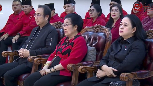 Ketua umum PDIP Megawati Soekarno Putri bersama kedua anaknya Muhammad Prananda Prabowo, dan Puan Maharani  saat perayaan HUT ke 52 PDIP di Lenteng Agung, Jakarta, Jumat (10/1/2025). Foto: Youtube/PDI Perjuangan