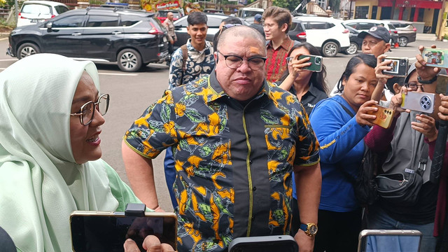 Razman Arif Nasution tunjukkan luka imbas dugaan penganiayaan yang dilakukan oleh Nikita Mirzani, Polres Jakarta Selatan, Jumat (10/1).  Foto: Giovanni/kumparan