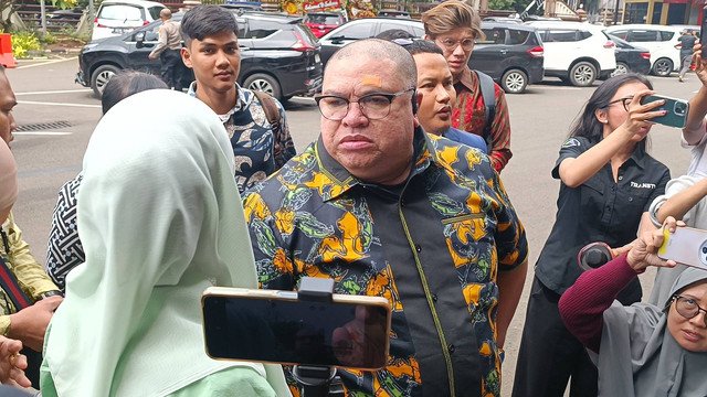 Razman Arif Nasution tunjukkan luka imbas dugaan penganiayaan yang dilakukan oleh Nikita Mirzani, Polres Jakarta Selatan, Jumat (10/1). Foto: Giovanni/kumparan