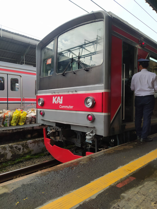 Commuter line atau KRL, transportasi umum primadona warga Jakarta, khususnya Jabodetabek hingga ke bogor. (Dokumentasi Pribadi)