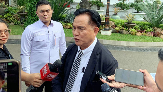 Menko Bidang Hukum, HAM, Imigrasi dan Pemasyarakatan (Menko KumHam Imipas) Yusril Ihza Mahendra menjawab pertanyaan wartawan di Istana Negara, Jakarta, Jumat (10/1/2025). Foto: Luthfi Humam/kumparan