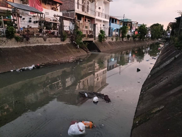 Dokumentasi pribadi: Kondisi kali disalahsatu pemukiman warga daerah Jakarta Selatan. Kali yang sudah dibersihkan oleh petugas kembali tercemar akibat masyarakat yang membuang sampah ke kali.