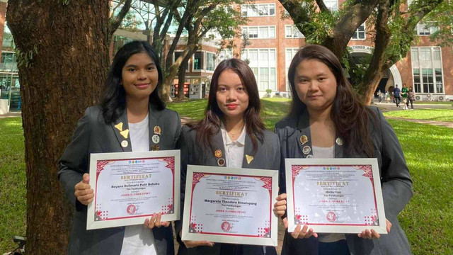 Margareta Theodora Simatupang, Nicholine, dan Reyane Dolimariz Putri Behuku, mahasiswi Fakultas Hukum (FH) Universitas Pelita Harapan (UPH) angkatan 2022, berhasil meraih Juara Tiga dalam Lomba Esai yang diadakan untuk memperingati Dies Natalis ke-2 Satuan Tugas Pencegahan dan Penanganan Kekerasan Seksual (SATGAS PPKS) Universitas Jember.