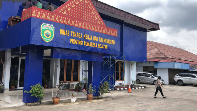 Suasana Kantor Disnakertrans Sumsel seusai OTT Kejari Palembang. Foto : Abdullah Toriq/Urban Id