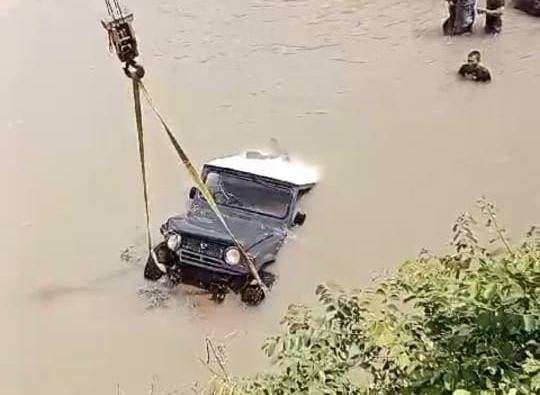 Mobil Daihatsu Taft yang tercemplung ke sungai di Bantul. Dok: Polres Bantul