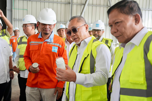 Menteri Koordinator Bidang Pangan Zulkifli Hasan (kedua kanan) bersama Wakil Menteri Kelautan dan Perikanan Didit Herdiawan Ashaf (kanan) meninjau salah satu pabrik garam di Puloampel, Kabupaten Serang, Banten, Jumat (10/1/2025). Foto: Dok. Kemenko Pangan