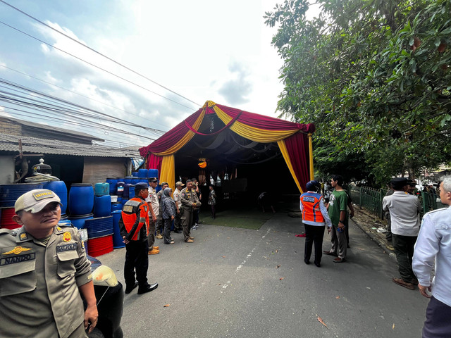 Petugas membongkar tenda acara pernikahan yang menutup jalan di kawasan Pasar Agung, Sukmajaya, Kota Depok, Jumat (10/1/2025). Foto: Dok. kumparan