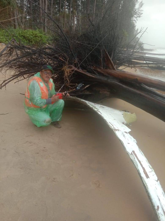 Relawan menemukan benda diduga serpihan pesawat di Pantai Selimpai Sambas. Foto: Dok. Satreskrim Polres Sambas