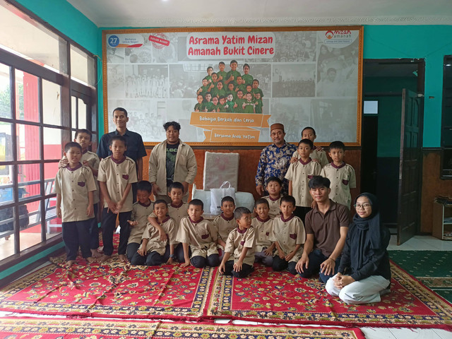 Aksi Berbagi Berkah komunitas Ayo Less Waste (ALW), Sobat An Nashr (SONAR) dan Yayasan Rumah Qur’an Al Mar’atush Shalihah (RQ) pada 28 Desember 2024. Foto: Dok. Istimewa