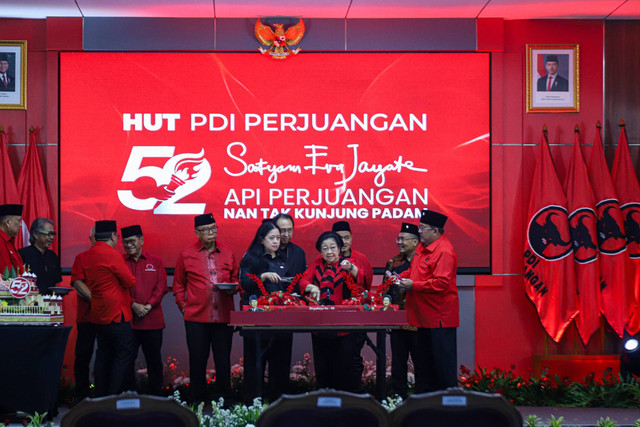 Ketua Umum PDIP Megawati Soekarnoputri bersama sejumlah tokoh politik dan kader memotong tumpeng dan kue di acara HUT PDIP di Sekolah Partai PDIP, Jakarta, Jumat (10/1/2025). Foto: Iqbal Firdaus/kumparan