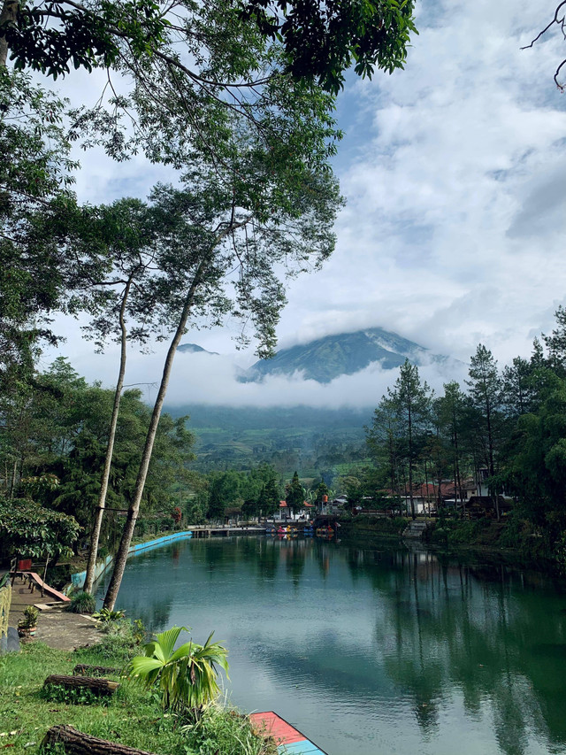 Bayangan Sindoro dan Sumbing yang pudar di Telaga Bedakah (Sumber : Bima Kuncara Aji)